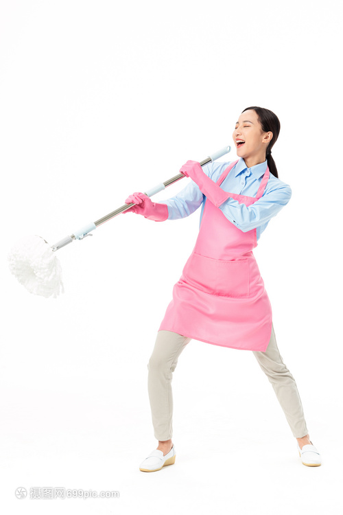 家政服務(wù)女性用拖把當(dāng)麥唱歌